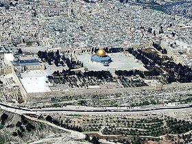 Pemandangan Udara Al-Haram Al-Sharif, dengan Qubbat As-Sakhrah di tengah, Tembok Barat dan Masjid Al Aqsa di bawah.